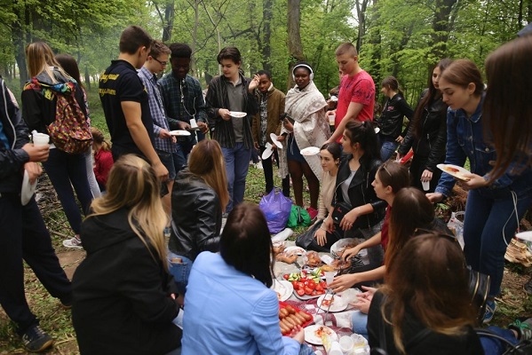 Що збирали майбутні юристи у Вишнівецькому парку(фото)