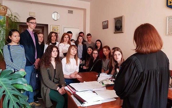 Студенти Тернопільського економічного пішли до суду