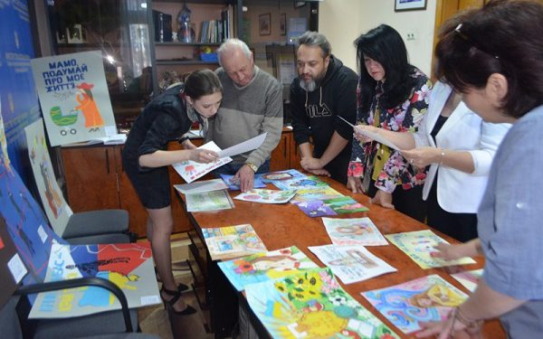 засідання комісії з конкурсу шкільних малюнків «Я маю право»