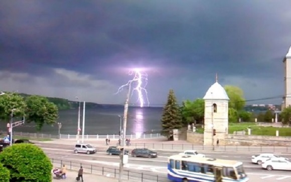 Служба попередила про різке погіршення погоди: гроза, шквал