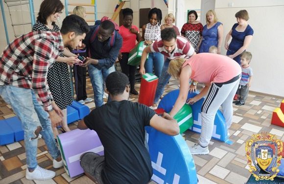 Студенти ТДМУ вручили хворим діткам обладнання