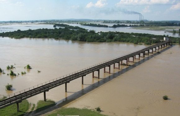 Через сильні дощі на заході України очікується підйом рівня води в річках