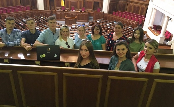 Студенти Тернопільського економічного на Савченко, але до купола ВР приглядались