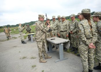 Професура на чолі з  ректором Тернопільського економічного розміновували полігон