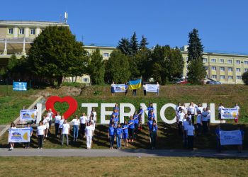 Працівники юстиції вишикували мир