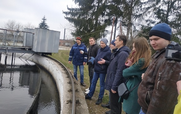 Студенти ТНЕУ поцікавились, чому у Тернополі в каналізацію злиють 300 млн грн