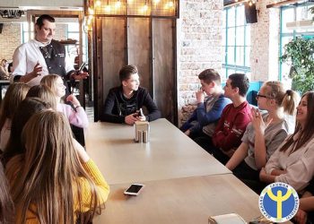 Чеський шеф-кухар в Чортківському City-Cafe учив дітей робити коктейлі