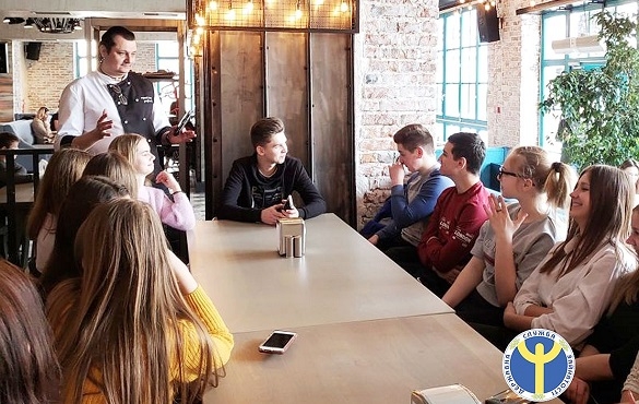 Чеський шеф-кухар в Чортківському City-Cafe учив дітей робити коктейлі