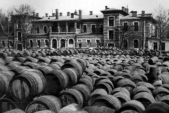 Наші пращури не гребували заробляти на горілці і тютюні