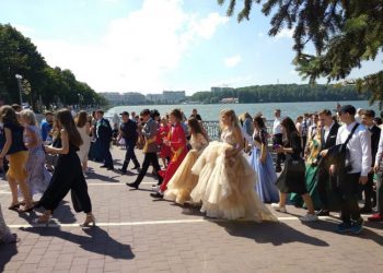 хода випускників