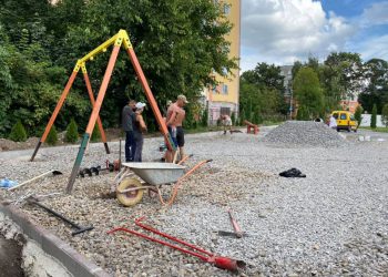 качелі