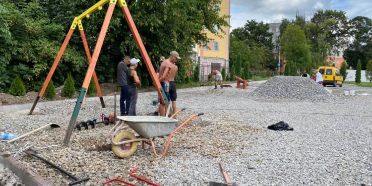 качелі
