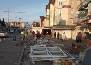 розбирають