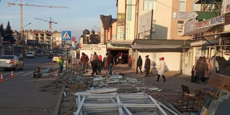 розбирають