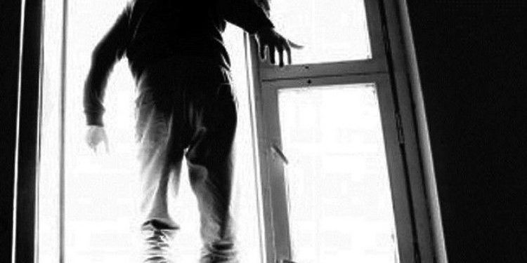 випав з поверху