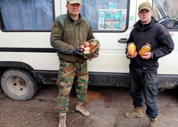 збирають продукти