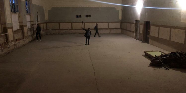 молодь ремонтує