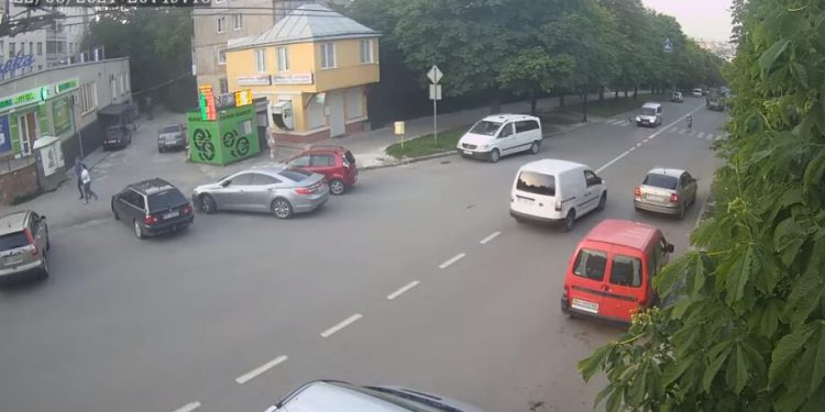 ледь не збили