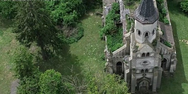 руйнується