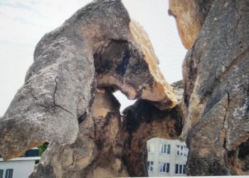 розвалилась