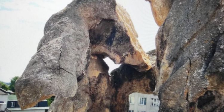 розвалилась