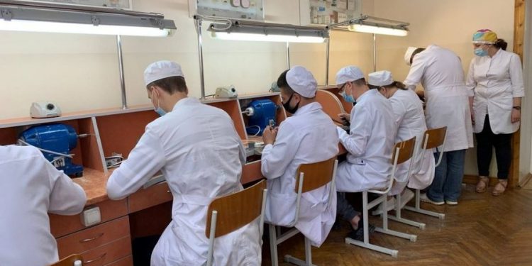 роблять студенти