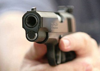 погрожував