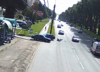 водій