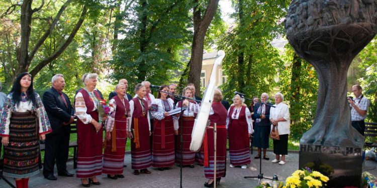 українці