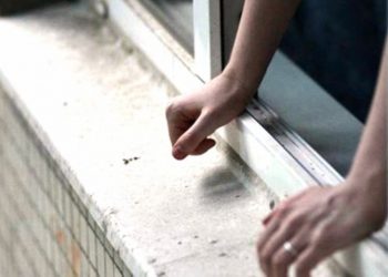 вистрибнув з вікна