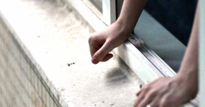 вистрибнув з вікна