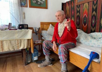 повалив памятник