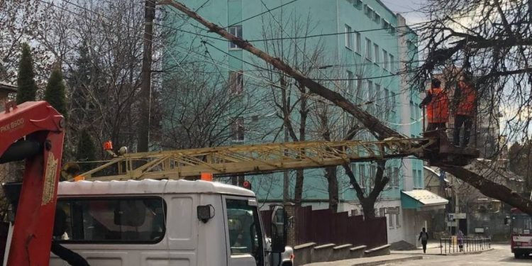 над дорогою