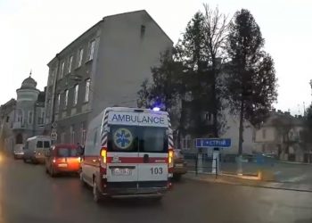 швидка на дорозі