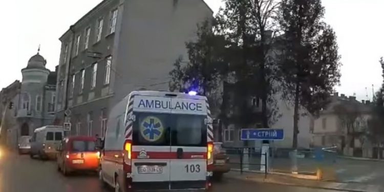 швидка на дорозі