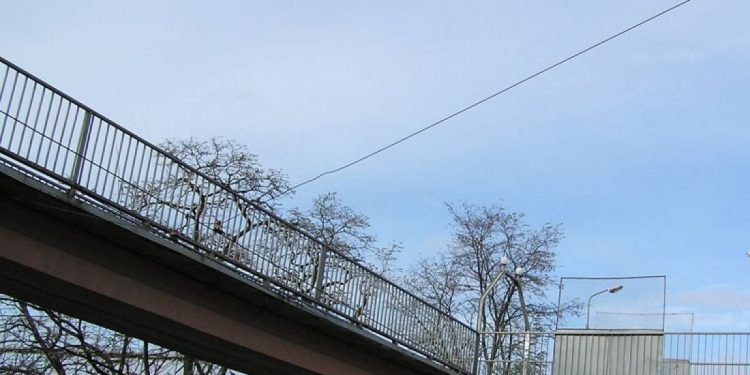 стрибнула з мосту
