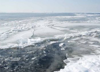 замерзло озеро