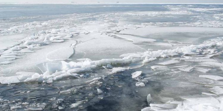 замерзло озеро