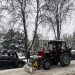 Трактор згортає сніг