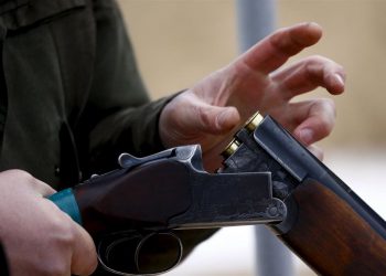 чоловік стріляв