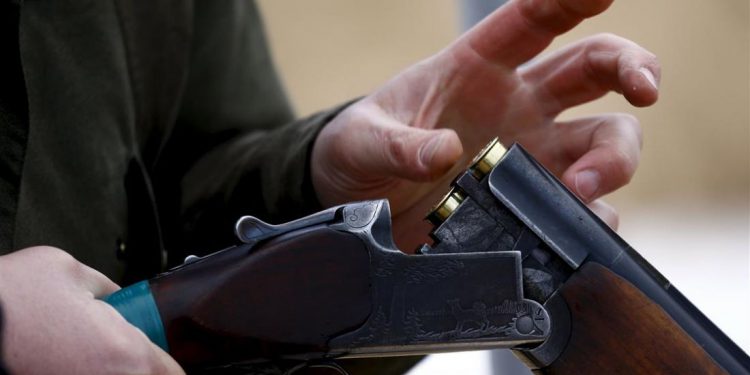 чоловік стріляв