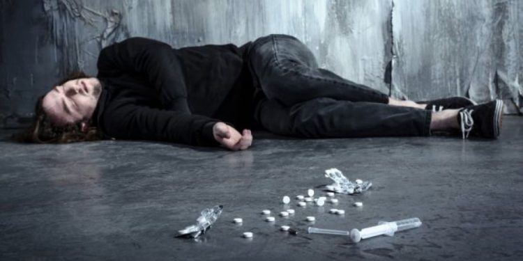 впала дівчина