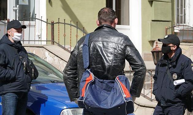 чоловік в халепі