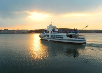 Стартує сезон прогулянок на теплоходах