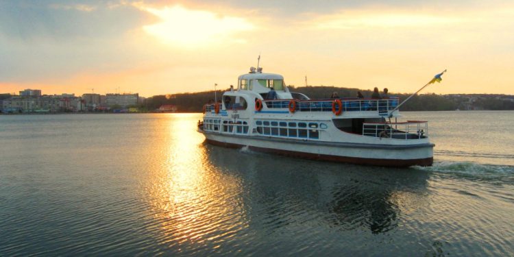 Стартує сезон прогулянок на теплоходах
