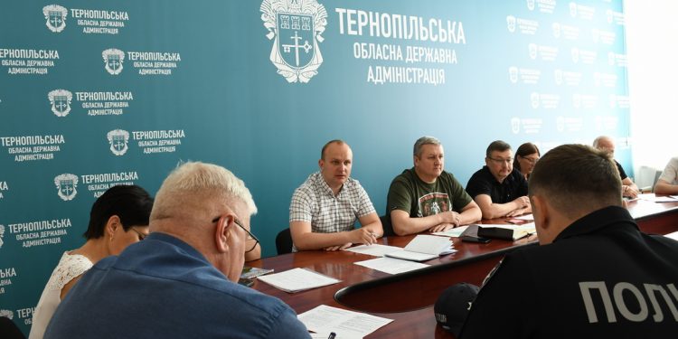 На Тернопільщині автодор “готує сани влітку”: обговорили питання негоди на дорогах