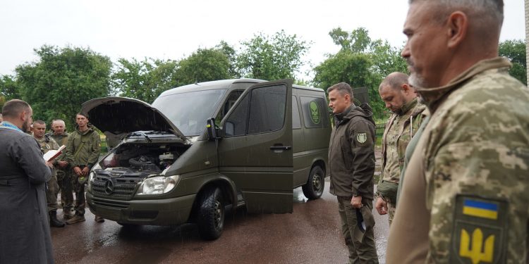 Голова Тернопільської облради передав бус на передову