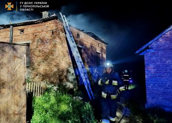 На Підволочищині ледь не згорів житловий будинок