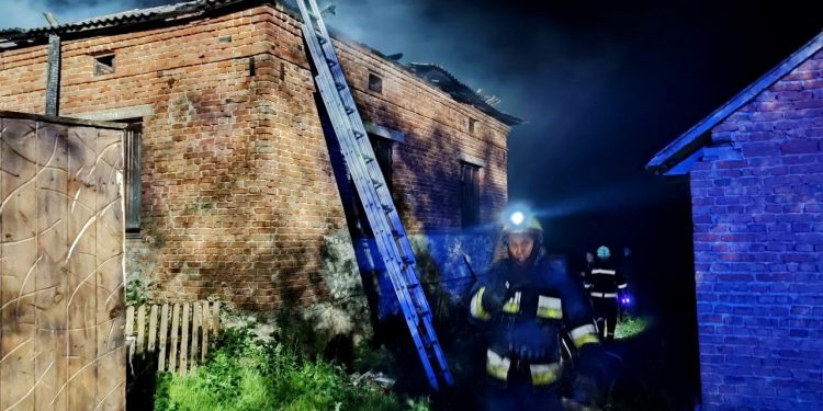 На Підволочищині ледь не згорів житловий будинок