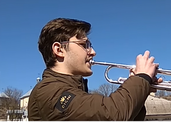 Тернопільський студент виконує гімн України в Бучачі